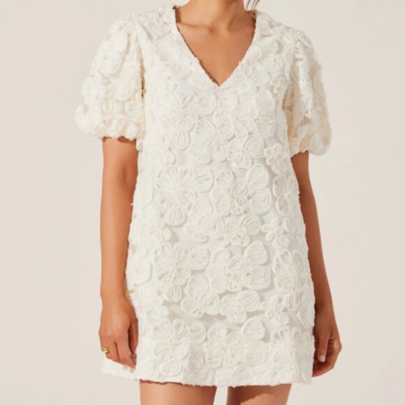 ASTR Lakelyn Floral Embroidered Mini Dress Cream Size Small - Picture 1 of 2